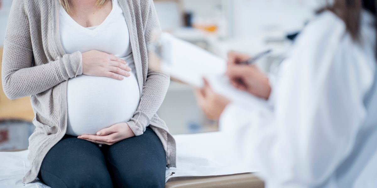 Pregnant woman meeting with healthcare physician.
